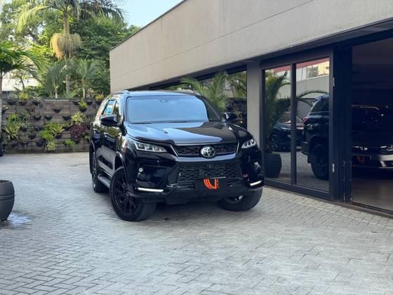 TOYOTA HILUX SW4 2.8 D-4D TURBO DIESEL GR-S 7L 4X4 AUTOMÁTICO
